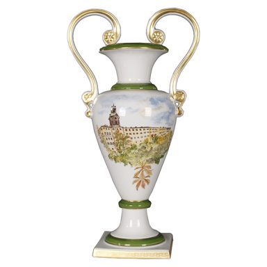 Weißer Vase mit goldenen Griffen und floralem Dekor, Szenen im Hintergrund.